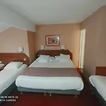Hotel Brit Hotel Confort Nîmes Ouest - A9 sortie 25 - Pdj dès 5h30 - Parking PV - Terrasse&jardin - Pet friendly - Séminaire - Accueil groupe 3*
