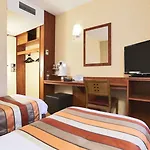 Hotel Brit Hotel Confort Nîmes Ouest - A9 sortie 25 - Pdj dès 5h30 - Parking PV - Terrasse&jardin - Pet friendly - Séminaire - Accueil groupe