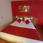 Hotel Brit Hotel Confort Nîmes Ouest - A9 sortie 25 - Pdj dès 5h30 - Parking PV - Terrasse&jardin - Pet friendly - Séminaire - Accueil groupe Nimes