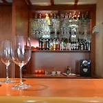 Brit Hotel Confort Nîmes Ouest - A9 sortie 25 - Pdj dès 5h30 - Parking PV - Terrasse&jardin - Pet friendly - Séminaire - Accueil groupe