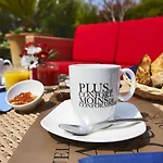Brit Hotel Confort Nîmes Ouest - A9 sortie 25 - Pdj dès 5h30 - Parking PV - Terrasse&jardin - Pet friendly - Séminaire - Accueil groupe Hotel