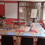 Brit Hotel Confort Nîmes Ouest - A9 sortie 25 - Pdj dès 5h30 - Parking PV - Terrasse&jardin - Pet friendly - Séminaire - Accueil groupe Hotel Nimes