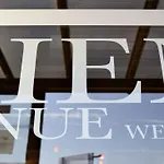 Hotel Brit Hotel Confort Nîmes Ouest - A9 sortie 25 - Pdj dès 5h30 - Parking PV - Terrasse&jardin - Pet friendly - Séminaire - Accueil groupe