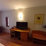 Brit Hotel Confort Nîmes Ouest - A9 sortie 25 - Pdj dès 5h30 - Parking PV - Terrasse&jardin - Pet friendly - Séminaire - Accueil groupe Nimes