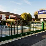 Brit Hotel Confort Nîmes Ouest - A9 sortie 25 - Pdj dès 5h30 - Parking PV - Terrasse&jardin - Pet friendly - Séminaire - Accueil groupe Hotel