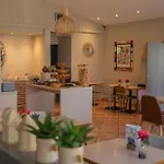 Brit Hotel Confort Nîmes Ouest - A9 sortie 25 - Pdj dès 5h30 - Parking PV - Terrasse&jardin - Pet friendly - Séminaire - Accueil groupe 3*