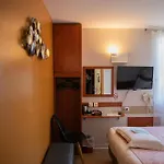 Brit Hotel Confort Nîmes Ouest - A9 sortie 25 - Pdj dès 5h30 - Parking PV - Terrasse&jardin - Pet friendly - Séminaire - Accueil groupe 3*