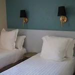 Hotel Brit Hotel Confort Nîmes Ouest - A9 sortie 25 - Pdj dès 5h30 - Parking PV - Terrasse&jardin - Pet friendly - Séminaire - Accueil groupe 3*