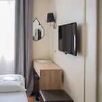 Brit Hotel Confort Nîmes Ouest - A9 sortie 25 - Pdj dès 5h30 - Parking PV - Terrasse&jardin - Pet friendly - Séminaire - Accueil groupe Hotel Nimes