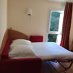 Hotel Brit Hotel Confort Nîmes Ouest - A9 sortie 25 - Pdj dès 5h30 - Parking PV - Terrasse&jardin - Pet friendly - Séminaire - Accueil groupe 3*