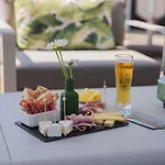 Hotel Brit Hotel Confort Nîmes Ouest - A9 sortie 25 - Pdj dès 5h30 - Parking PV - Terrasse&jardin - Pet friendly - Séminaire - Accueil groupe 3*