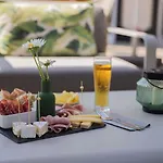 Brit Hotel Confort Nîmes Ouest - A9 sortie 25 - Pdj dès 5h30 - Parking PV - Terrasse&jardin - Pet friendly - Séminaire - Accueil groupe Hotel 3*