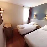 Brit Hotel Confort Nîmes Ouest - A9 sortie 25 - Pdj dès 5h30 - Parking PV - Terrasse&jardin - Pet friendly - Séminaire - Accueil groupe Hotel 3*