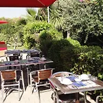 Brit Hotel Confort Nîmes Ouest - A9 sortie 25 - Pdj dès 5h30 - Parking PV - Terrasse&jardin - Pet friendly - Séminaire - Accueil groupe 3*