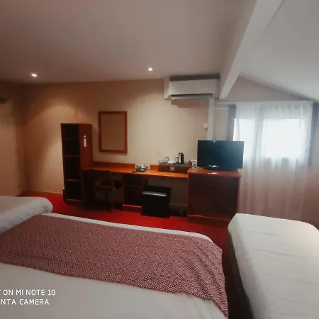 Hotel Kyriad Ouest - Sortie Autoroute Ouest A9 A54 - Parking Gratuit - Terrasse - Jardin - Plateau Repas - Petit Dejeuner Des 5h30 - Animaux Bienvenue Nîmes