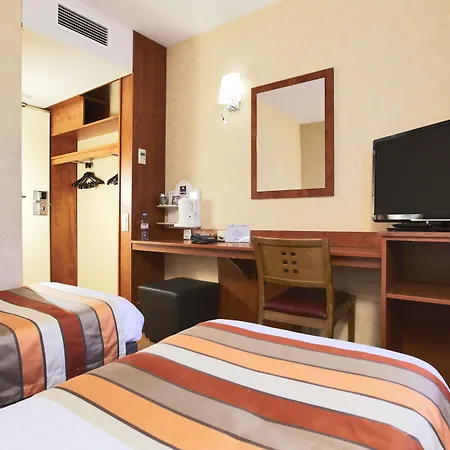 Hotel Kyriad Ouest - Sortie Autoroute Ouest A9 A54 - Parking Gratuit - Terrasse - Jardin - Plateau Repas - Petit Dejeuner Des 5h30 - Animaux Bienvenue