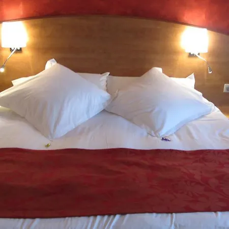 Kyriad Ouest - Sortie Autoroute Ouest A9 A54 - Parking Gratuit - Terrasse - Jardin - Plateau Repas - Petit Dejeuner Des 5h30 - Animaux Bienvenue 3* Nîmes