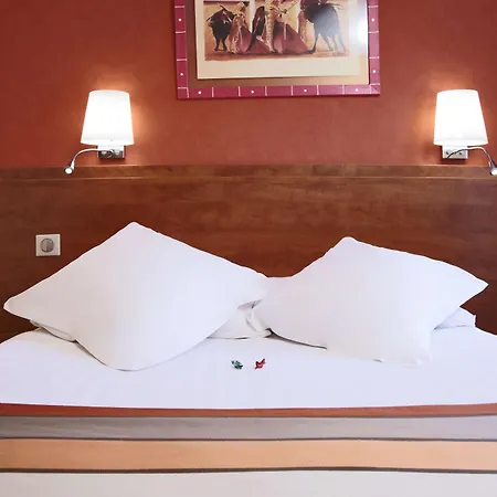 Kyriad Ouest - Sortie Autoroute Ouest A9 A54 - Parking Gratuit - Terrasse - Jardin - Plateau Repas - Petit Dejeuner Des 5h30 - Animaux Bienvenue