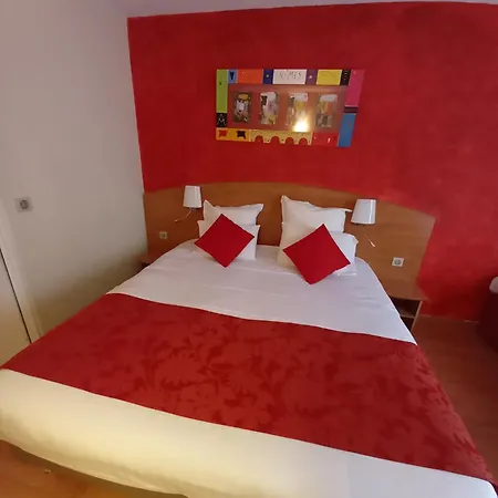 酒店 Kyriad Ouest - Sortie Autoroute Ouest A9 A54 - Parking Gratuit - Terrasse - Jardin - Plateau Repas - Petit Dejeuner Des 5h30 - Animaux Bienvenue 尼姆