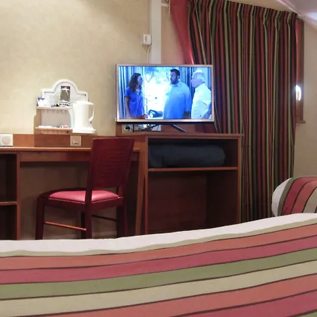 酒店 Kyriad Ouest - Sortie Autoroute Ouest A9 A54 - Parking Gratuit - Terrasse - Jardin - Plateau Repas - Petit Dejeuner Des 5h30 - Animaux Bienvenue