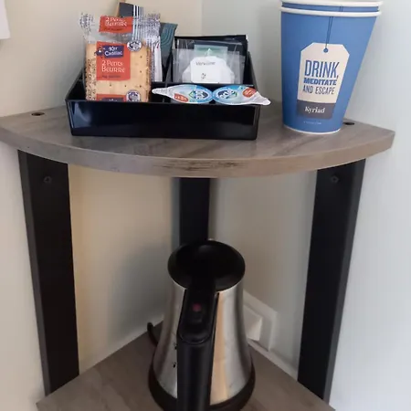 酒店 Kyriad Ouest - Sortie Autoroute Ouest A9 A54 - Parking Gratuit - Terrasse - Jardin - Plateau Repas - Petit Dejeuner Des 5h30 - Animaux Bienvenue 尼姆