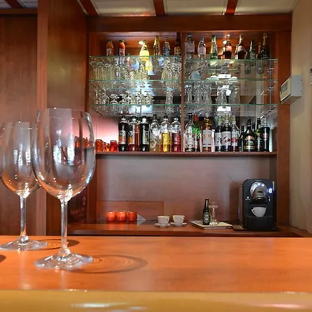 Kyriad Ouest - Sortie Autoroute Ouest A9 A54 - Parking Gratuit - Terrasse - Jardin - Plateau Repas - Petit Dejeuner Des 5h30 - Animaux Bienvenue