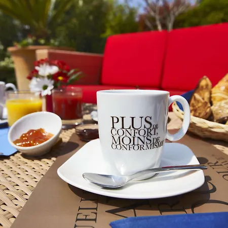 Kyriad Ouest - Sortie Autoroute Ouest A9 A54 - Parking Gratuit - Terrasse - Jardin - Plateau Repas - Petit Dejeuner Des 5h30 - Animaux Bienvenue Hotel