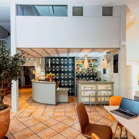 Kyriad Ouest - Sortie Autoroute Ouest A9 A54 - Parking Gratuit - Terrasse - Jardin - Plateau Repas - Petit Dejeuner Des 5h30 - Animaux Bienvenue