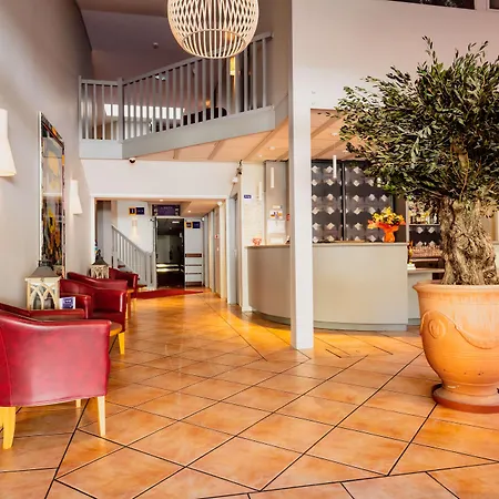 Kyriad Ouest - Sortie Autoroute Ouest A9 A54 - Parking Gratuit - Terrasse - Jardin - Plateau Repas - Petit Dejeuner Des 5h30 - Animaux Bienvenue Nîmes