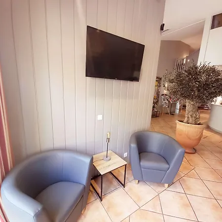 Kyriad Ouest - Sortie Autoroute Ouest A9 A54 - Parking Gratuit - Terrasse - Jardin - Plateau Repas - Petit Dejeuner Des 5h30 - Animaux Bienvenue 3* Nîmes