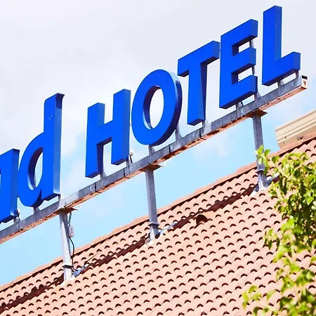 Kyriad Ouest - Sortie Autoroute Ouest A9 A54 - Parking Gratuit - Terrasse - Jardin - Plateau Repas - Petit Dejeuner Des 5h30 - Animaux Bienvenue Nîmes