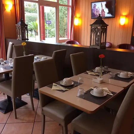 Kyriad Ouest - Sortie Autoroute Ouest A9 A54 - Parking Gratuit - Terrasse - Jardin - Plateau Repas - Petit Dejeuner Des 5h30 - Animaux Bienvenue 3* 尼姆