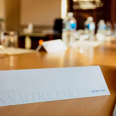 Kyriad Ouest - Sortie Autoroute Ouest A9 A54 - Parking Gratuit - Terrasse - Jardin - Plateau Repas - Petit Dejeuner Des 5h30 - Animaux Bienvenue 尼姆