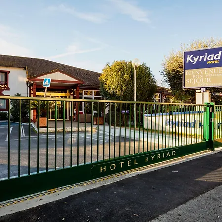 Kyriad Ouest - Sortie Autoroute Ouest A9 A54 - Parking Gratuit - Terrasse - Jardin - Plateau Repas - Petit Dejeuner Des 5h30 - Animaux Bienvenue Hotel