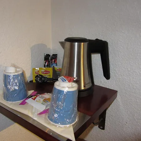 Kyriad Ouest - Sortie Autoroute Ouest A9 A54 - Parking Gratuit - Terrasse - Jardin - Plateau Repas - Petit Déjeuner Dès 5h30 - Animaux Bienvenue Nîmes