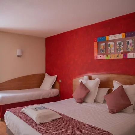 Kyriad Ouest - Sortie Autoroute Ouest A9 A54 - Parking Gratuit - Terrasse - Jardin - Plateau Repas - Petit Dejeuner Des 5h30 - Animaux Bienvenue Hotel