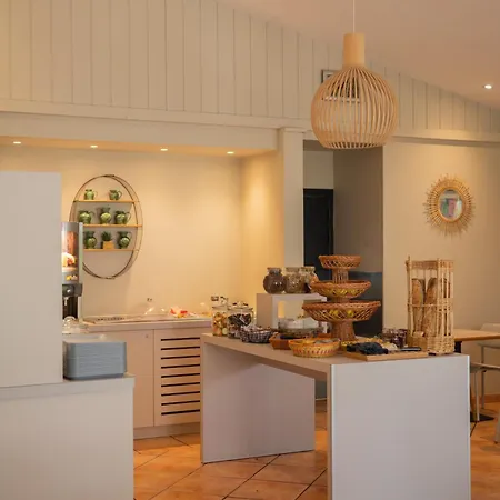 Hotel Kyriad Ouest - Sortie Autoroute Ouest A9 A54 - Parking Gratuit - Terrasse - Jardin - Plateau Repas - Petit Dejeuner Des 5h30 - Animaux Bienvenue 3*