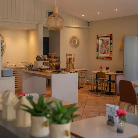 Kyriad Ouest - Sortie Autoroute Ouest A9 A54 - Parking Gratuit - Terrasse - Jardin - Plateau Repas - Petit Dejeuner Des 5h30 - Animaux Bienvenue 3*