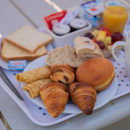 Kyriad Ouest - Sortie Autoroute Ouest A9 A54 - Parking Gratuit - Terrasse - Jardin - Plateau Repas - Petit Dejeuner Des 5h30 - Animaux Bienvenue 3* 尼姆