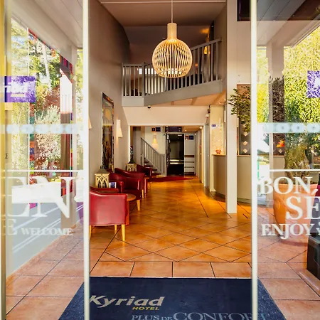 Brit Hotel Confort Nîmes Ouest - A9 sortie 25 - Pdj dès 5h30 - Parking PV - Terrasse&jardin - Pet friendly - Séminaire - Accueil groupe