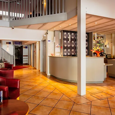 Hotel Kyriad Ouest - Sortie Autoroute Ouest A9 A54 - Parking Gratuit - Terrasse - Jardin - Plateau Repas - Petit Déjeuner Dès 5h30 - Animaux Bienvenue