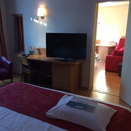 Kyriad Ouest - Sortie Autoroute Ouest A9 A54 - Parking Gratuit - Terrasse - Jardin - Plateau Repas - Petit Dejeuner Des 5h30 - Animaux Bienvenue 尼姆