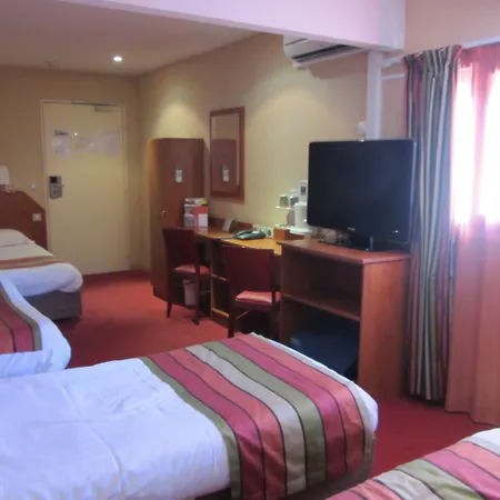 酒店 Kyriad Ouest - Sortie Autoroute Ouest A9 A54 - Parking Gratuit - Terrasse - Jardin - Plateau Repas - Petit Dejeuner Des 5h30 - Animaux Bienvenue