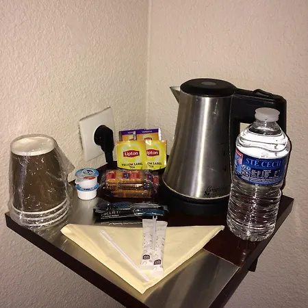 酒店 Kyriad Ouest - Sortie Autoroute Ouest A9 A54 - Parking Gratuit - Terrasse - Jardin - Plateau Repas - Petit Dejeuner Des 5h30 - Animaux Bienvenue 尼姆