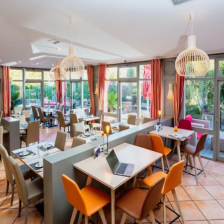 Kyriad Ouest - Sortie Autoroute Ouest A9 A54 - Parking Gratuit - Terrasse - Jardin - Plateau Repas - Petit Déjeuner Dès 5h30 - Animaux Bienvenue Hotel