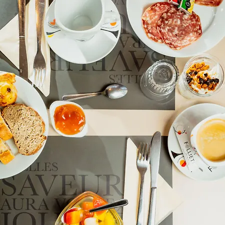 酒店 Kyriad Ouest - Sortie Autoroute Ouest A9 A54 - Parking Gratuit - Terrasse - Jardin - Plateau Repas - Petit Dejeuner Des 5h30 - Animaux Bienvenue 尼姆