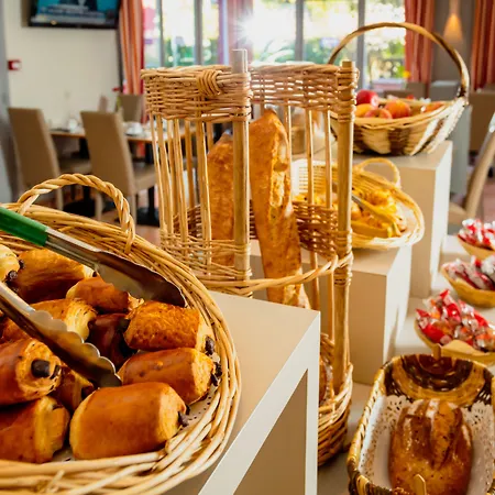 酒店 Kyriad Ouest - Sortie Autoroute Ouest A9 A54 - Parking Gratuit - Terrasse - Jardin - Plateau Repas - Petit Dejeuner Des 5h30 - Animaux Bienvenue