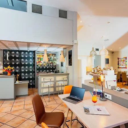 Kyriad Ouest - Sortie Autoroute Ouest A9 A54 - Parking Gratuit - Terrasse - Jardin - Plateau Repas - Petit Dejeuner Des 5h30 - Animaux Bienvenue 尼姆