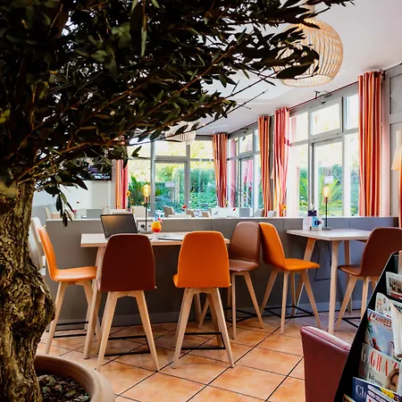 Brit Hotel Confort Nîmes Ouest - A9 sortie 25 - Pdj dès 5h30 - Parking PV - Terrasse&jardin - Pet friendly - Séminaire - Accueil groupe 3*