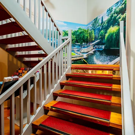 酒店 Kyriad Ouest - Sortie Autoroute Ouest A9 A54 - Parking Gratuit - Terrasse - Jardin - Plateau Repas - Petit Dejeuner Des 5h30 - Animaux Bienvenue 尼姆